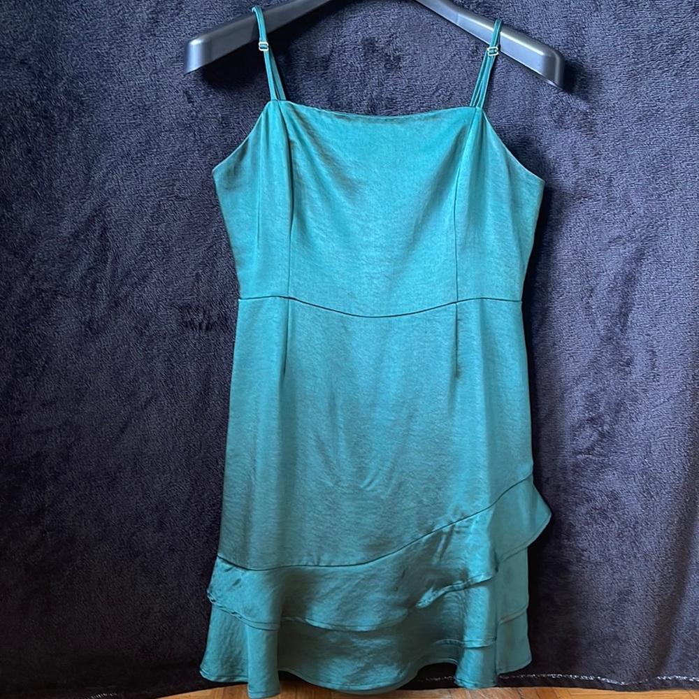 🌺 Lulus Green Satin Dress